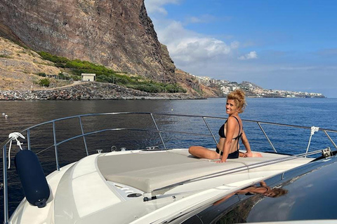 Calheta: Charter Privado - Aestus Luxury BoatCalheta: Charter Privado – Barco de Luxo Aestus