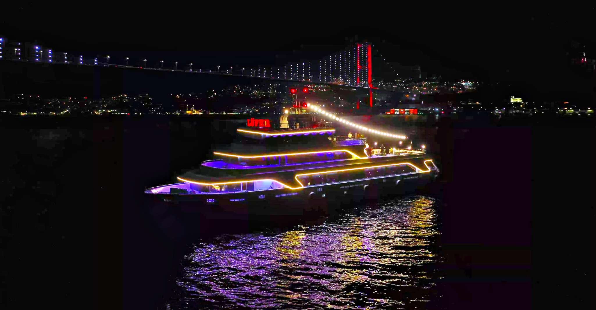 Istanbul Bosphorus Dinner Cruise in Istanbul, Turkiye