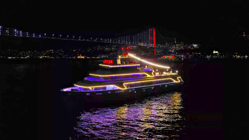Estambul: crucero con cena y espectáculo en mesa privada