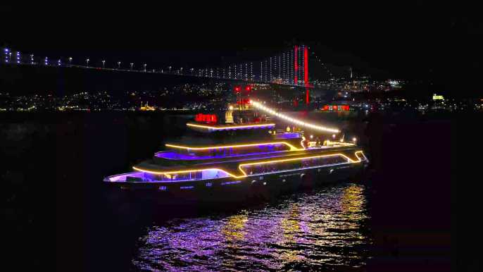 Estambul: crucero con cena y espectáculo en mesa privada