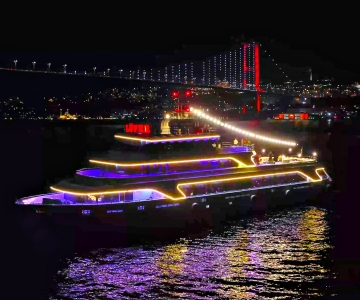Istanbul: Bosporus Dinner Cruise & Show met privétafel