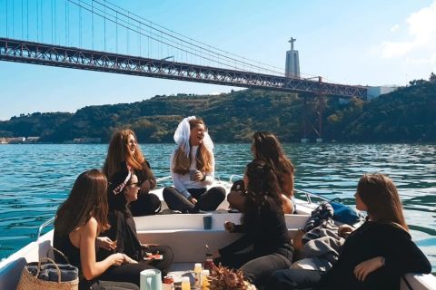 Lisboa: Paseo en barco al atardecer con aperitivos y bebidas