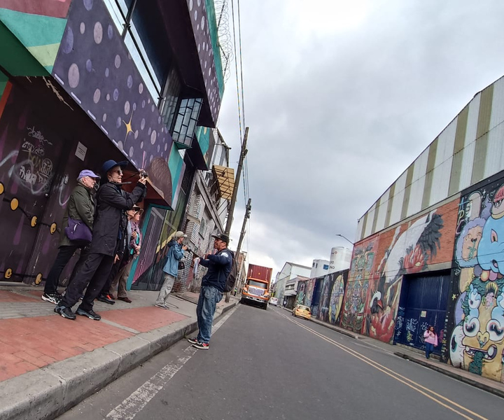Walls of Wonder: Immersive Journey through Distrito Graffiti