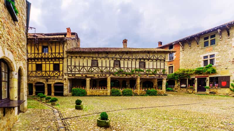 Show : Ode to life by the bicentenary lime tree of Pérouges | GetYourGuide