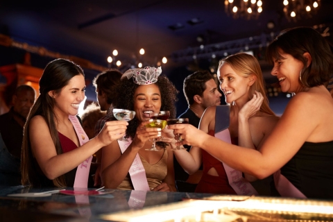 Lipsk: wycieczka po barze i klubie z bezpłatnymi napojami i wstępem VIPWycieczka po barze i klubie z bezpłatnymi drinkami i wstępem VIP