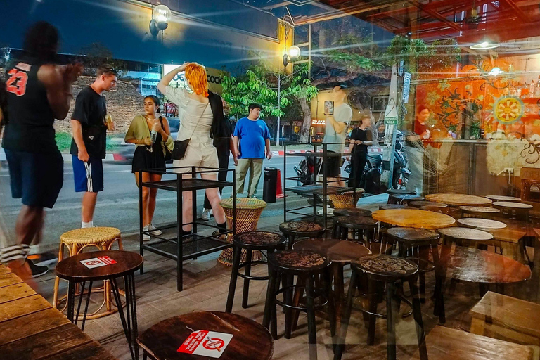 Chiang Mai: Chiang Mai Bar Hopping Guided Night Tour Private Tour