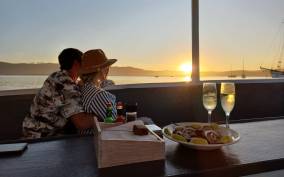 Knysna: Wine & Oyster Luxury Lounger Sunset Cruise