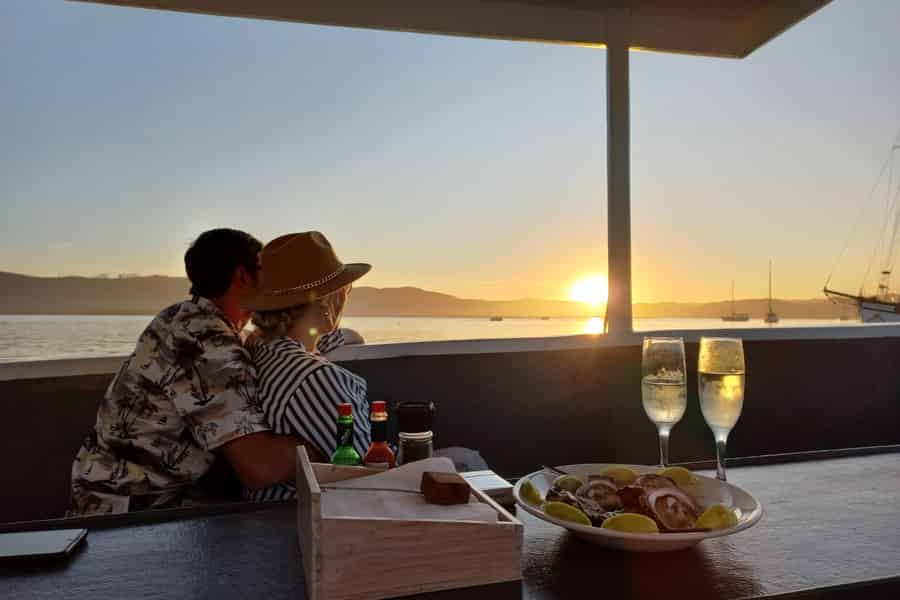 Knysna: Wein & Auster Luxury Lounger Sunset Cruise. Foto: GetYourGuide