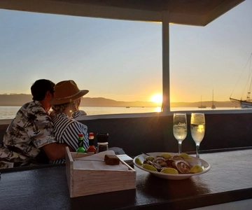 Knysna: Wine & Oyster Luxury Lounger Sunset Cruise