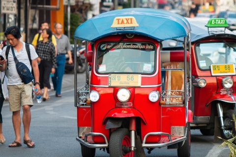 Chiang Mai: Tuk-Tuk Night Tour with Temples and Street Foods
