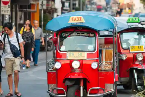 Chiang Mai: Tuk-Tuk Evening Tour with Temples & Street Foods