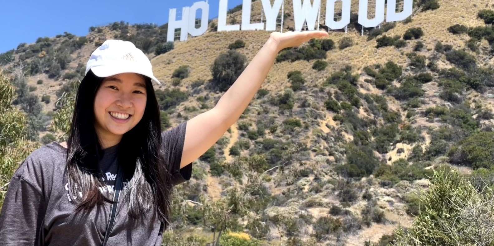 Inspiração de viagem: garota de costas com o letreiro de Hollywood