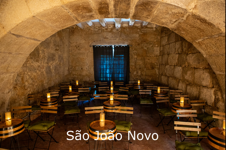 Porto: Show de fado ao vivo com taça de vinho do PortoShow na Casa do Fado - Ribeira