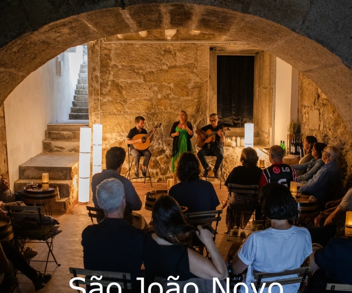 Porto: Show de Fado ao Vivo com Taça de Vinho do Porto