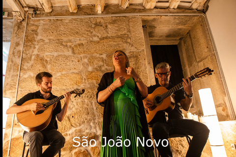 Porto: Show de fado ao vivo com taça de vinho do PortoShow na Casa do Fado - Ribeira