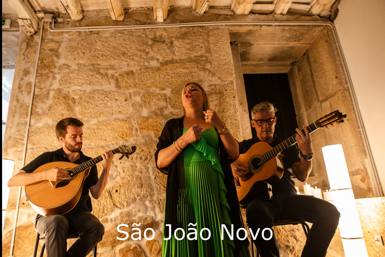 Porto: Show de fado ao vivo com taça de vinho do PortoShow na Casa do Fado - Ribeira