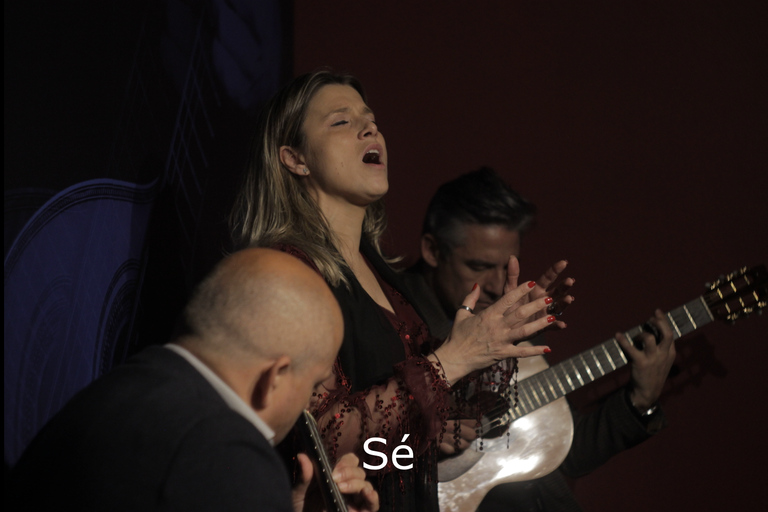 Porto: Show de fado ao vivo com taça de vinho do PortoShow na Casa do Fado - Ribeira