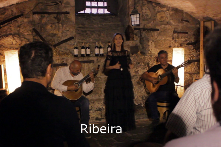 Porto: Spettacolo di fado dal vivo con un bicchiere di vino di PortoSpettacolo di Fado a A Casa do Fado - Ribeira