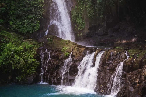 Bali: cachoeiras escondidas e visita guiada ao Templo SukawatiBali: cachoeiras escondidas e visita guiada ao templo Sukawati