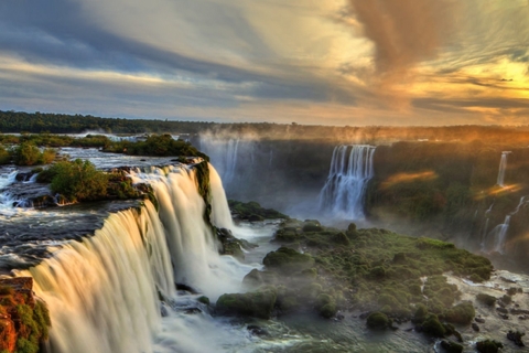 Z Foz do Iguaçu: Wschód słońca nad wodospadem IguazuWschód słońca nad wodospadami Iguazu – bilety, wycieczka z przewodnikiem i śniadanie