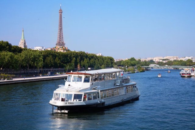 Paris : Seine River Lunch cruise from Eiffel Tower