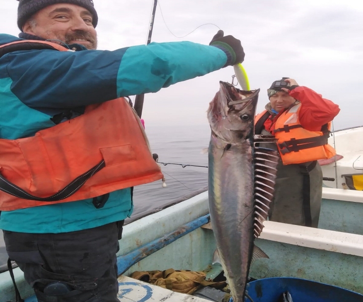 Pesca deportiva en barco y empanadas chilenas desde Santiago