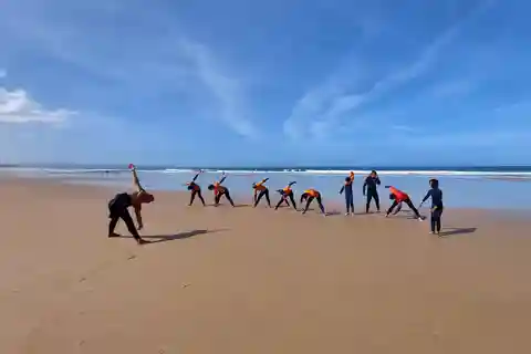 Sabura Surf Lessons & Rentals: F. da Telha Beach nær Lisboa