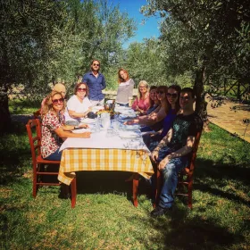 Echtes Bauernessen auf dem Olivenhof in der italienischen Landschaft