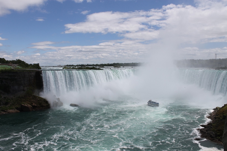 Toronto : Excursion d'une journée aux chutes du Niagara avec dégustation de vin et transfertVisite avec la croisière "Voyage to the Falls