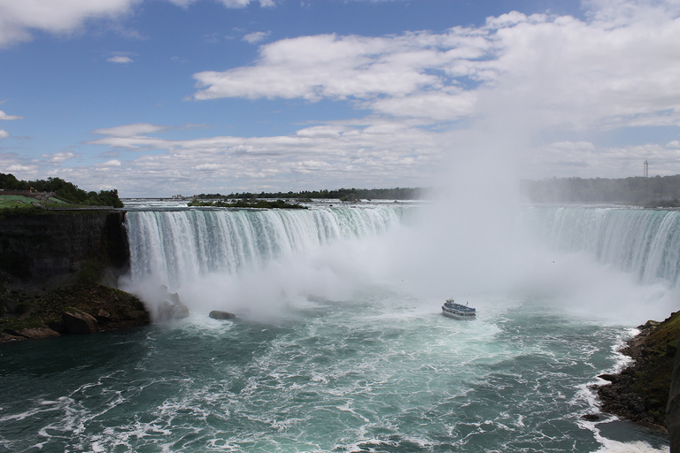 Toronto : Excursion d'une journée aux chutes du Niagara avec dégustation de vin et transfertCircuit standard (sans croisière)