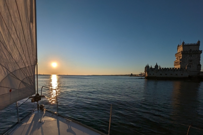 Lizbona: Prywatna wycieczka łodzią. Doświadczenie żeglarskie. Zachód słońca.Prywatna wycieczka łodzią - 6h doświadczenia
