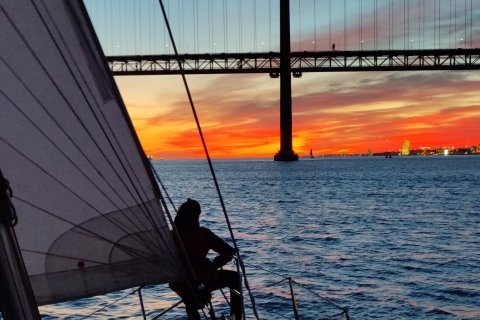 Lisboa: Paseo en barco privado. Experiencia de navegación. Puesta de sol.Excursión Privada en Barco - Experiencia de 2h - Puesta de Sol