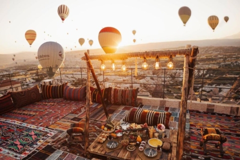Breakfast in Cappadocia at Carpet terrace with Balloons