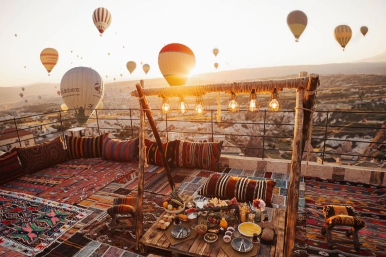 Śniadanie w Kapadocji na tarasie dywanowym z balonami