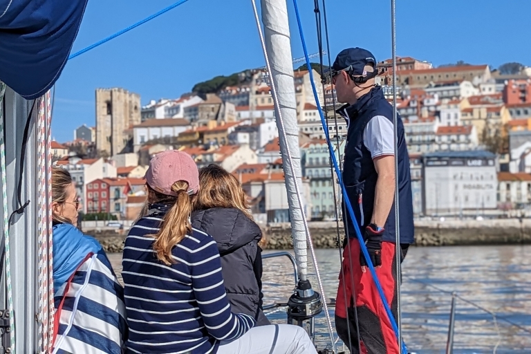 Lizbona: Prywatna wycieczka łodzią. Doświadczenie żeglarskie. Zachód słońca.Prywatna wycieczka łodzią - 2h doświadczenia - Zachód słońca