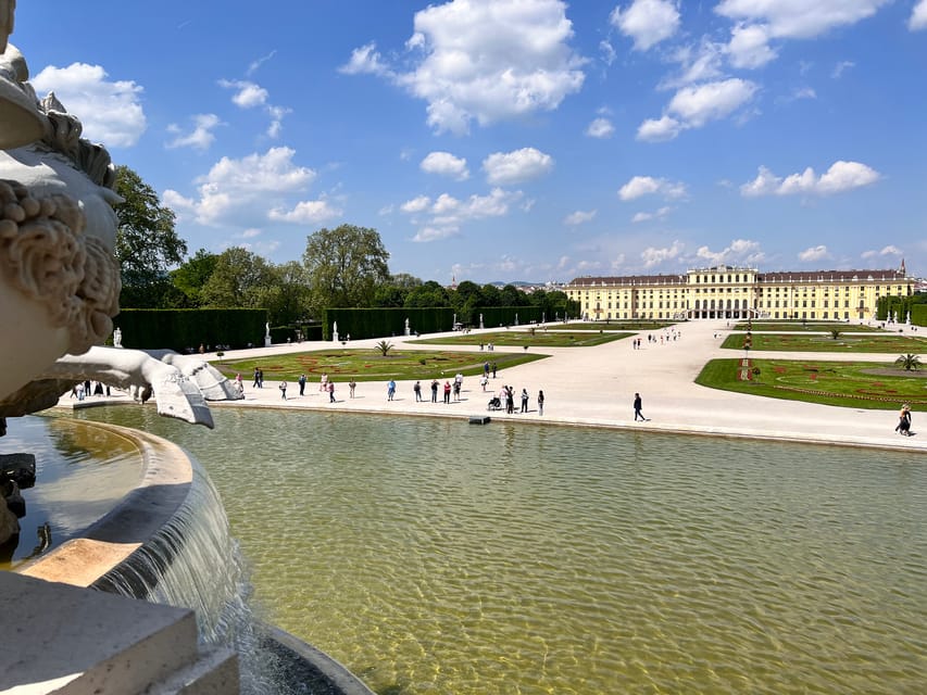 ウィーン：シェーンブルン宮殿と庭園のガイド付きツアー | GetYourGuide