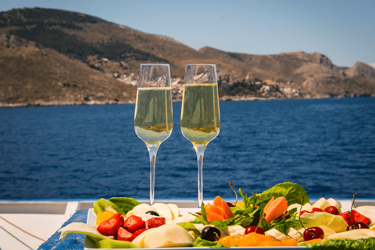 Athènes : Croisière à la nage avec déjeuner, vin et DJ live à bord