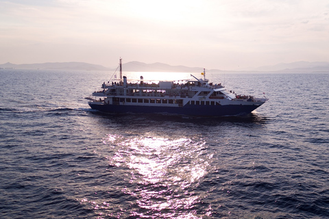 Athènes : Croisière à la nage avec déjeuner, vin et DJ live à bord