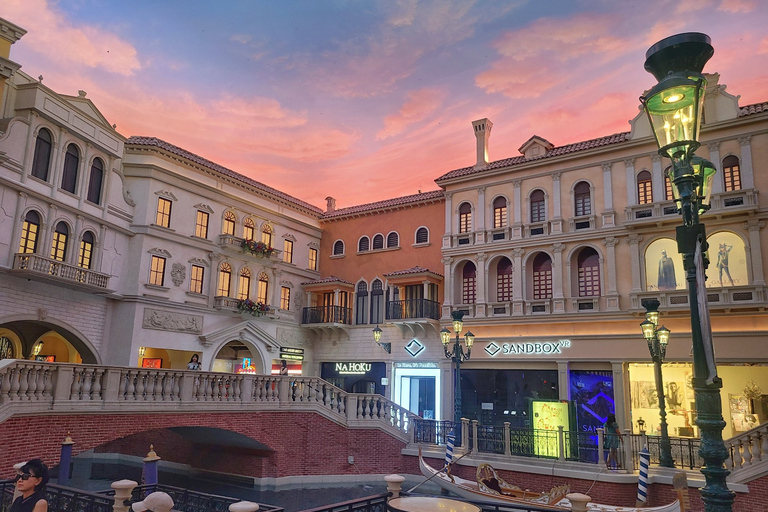 Explora lugares de interés: tour a pie por el Strip de Las Vegas.Explora lugares imprescindibles: tour a pie por el Strip de Las Vegas