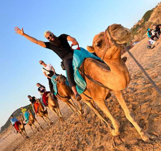 Tánger: Paseo en camello por la playa de Achakar al atardecer y cena marroquí