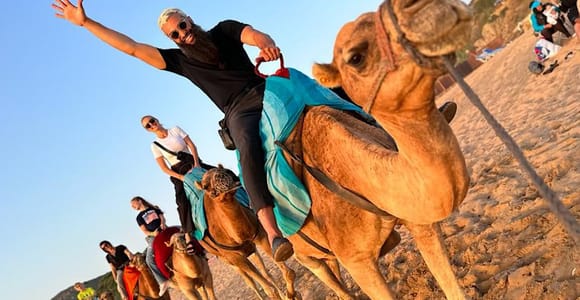 Tanger: Kamelritt bei Sonnenuntergang am Strand von Achakar und marokkanisches Abendessen