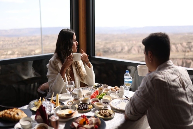Breakfast in Cappadocia at Carpet terrace with Balloons