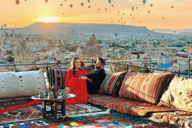 Ontbijt in Cappadocië op Carpet-terras met ballonnen
