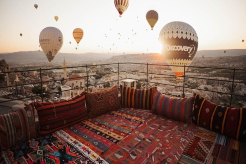 Petit-déjeuner en Cappadoce à la terrasse du Tapis avec ballons