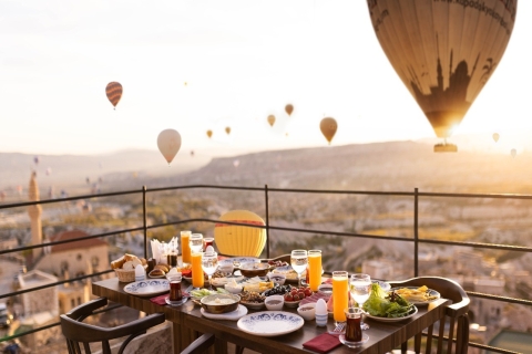 Śniadanie w Kapadocji na tarasie dywanowym z balonami
