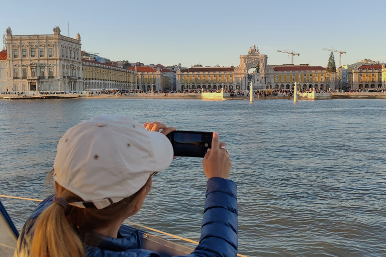 Lissabon: 2 Stunden Bootstour. Gemeinsames Erlebnis. Tag-Sonnenuntergang-NachtLissabon: Bootstour. Gemeinsames Segelerlebnis. Sonnenuntergang.