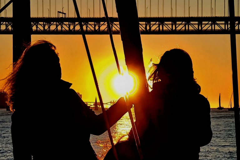 Lissabon: 2 Stunden Bootstour. Gemeinsames Erlebnis. Tag-Sonnenuntergang-NachtLissabon: Bootstour. Gemeinsames Segelerlebnis. Sonnenuntergang.