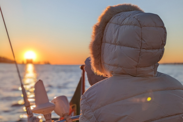 Lissabon: 2 Stunden Bootstour. Gemeinsames Erlebnis. Tag-Sonnenuntergang-NachtLissabon: Bootstour. Gemeinsames Segelerlebnis. Sonnenuntergang.