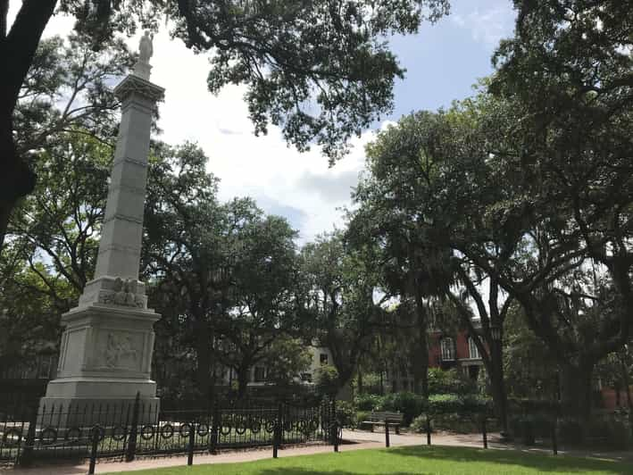 explore savannah history walking tour