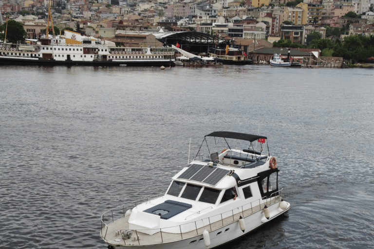 Iate de luxo particular em Istambul, no Bósforo, com 14 metros (46 pés)